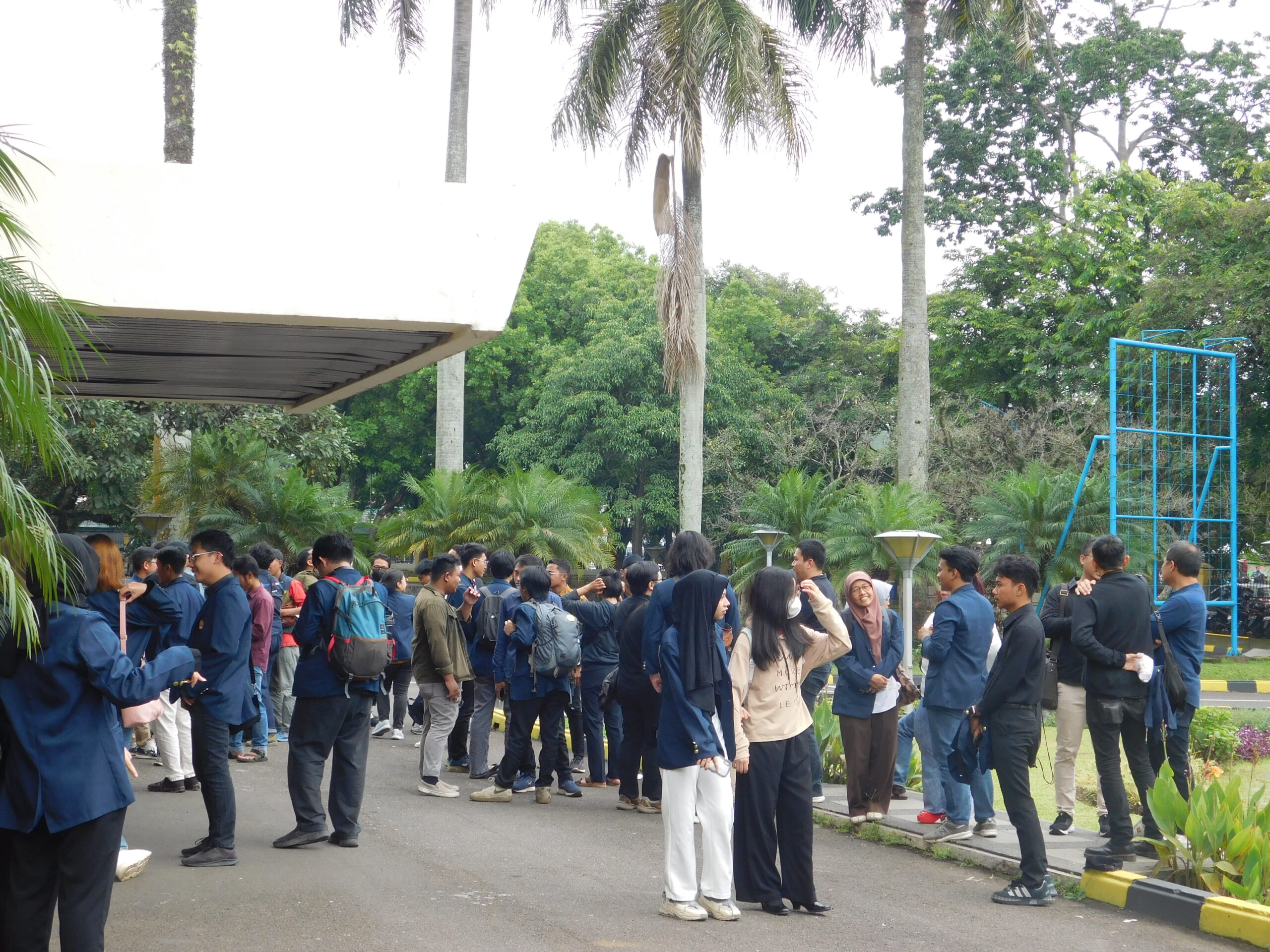 Civitas akademika Unpad berkumpul di halaman Kampus Iwa Koesoemasoemantri Unpad, Bandung pada Sabtu pagi (3/2)