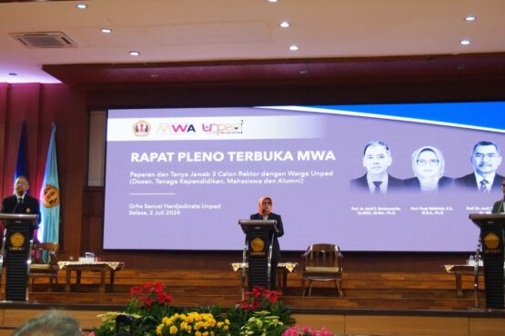 Arief S. Kartasasmita dalam Debat Calon Rektor (Rapat Pleno Terbuka MWA) (Sumber: Naia Emmyra)