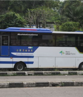 Bus Medium Metro Jabar Trans Koridor 5 pada Masa Transisi. (Foto: Razan Jayaputra Partadinata)