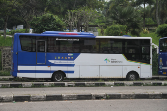 Bus Medium Metro Jabar Trans Koridor 5 pada Masa Transisi. (Foto: Razan Jayaputra Partadinata)