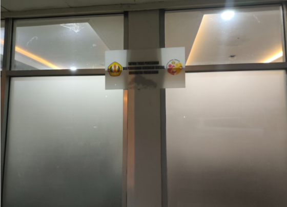 Papan nama Satgas PPKS Unpad tampak terpasang di area depan kantor dengan latar tembok berwarna putih. (WARTA KEMA/Razan Jayaputra Partadinata)