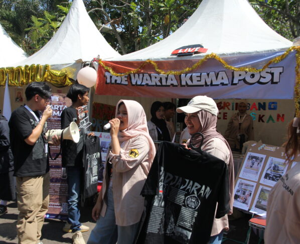 Booth Unit Kegiatan Mahasiswa dalam kegiatan Penerimaan Raya Mahasiswa Baru Universitas Padjadjaran tahun 2024 (WARTA KEMA UNPAD)