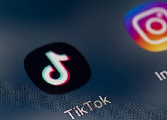 Fitur live di TikTok dan Instagram digunakan oleh banyak pengguna untuk menayangkan peristiwa real time secara luas. / Sumber: Fox Business