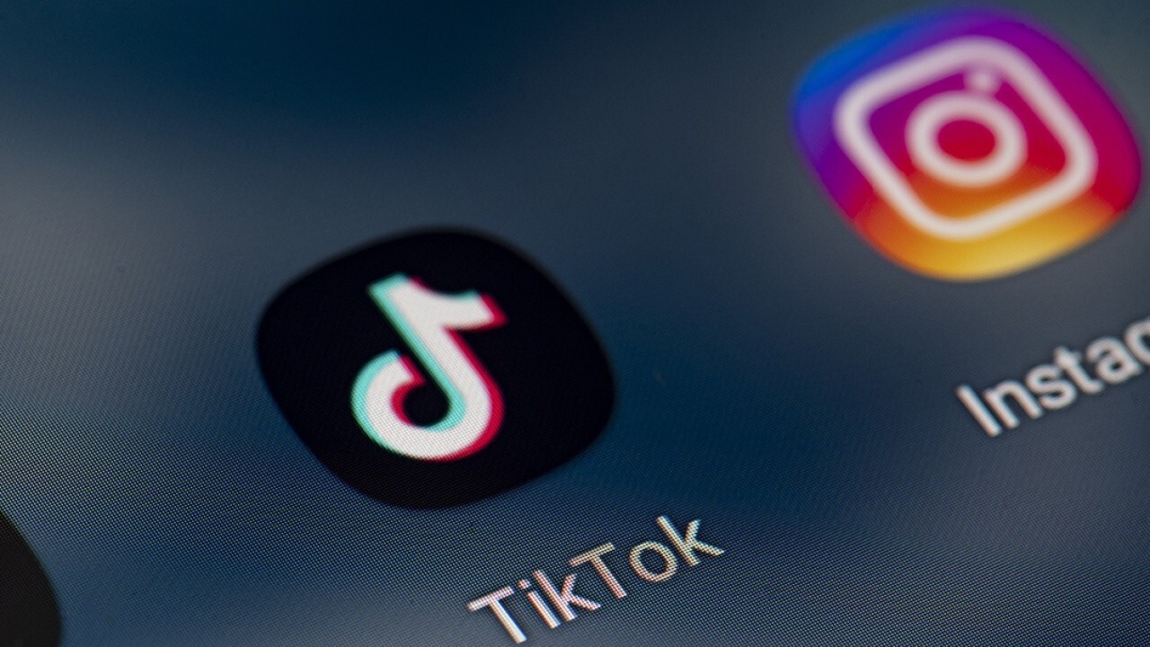 Fitur live di TikTok dan Instagram digunakan oleh banyak pengguna untuk menayangkan peristiwa real time secara luas. / Sumber: Fox Business
