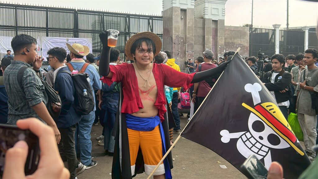 Tokoh Luffy dari serial animasi One Piece yang diperankan oleh Togy Maruru di depa Gedung DPR / Sumber: Fotografi Warta Kema