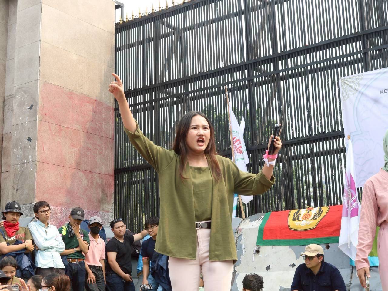 Pembacaan puisi oleh Regina Alya, mahasiswa dari Fakultas Ilmu Budaya (FIB) Universitas Padjadjaran (Unpad) di depan Gedung Dewan Perwakilan Rakyat (DPR RI) / Sumber: Fotografi Warta Kema