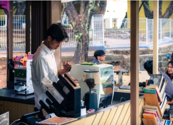 Mahasiswa Unpad sedang menyiapkan kopi untuk pelanggan (Foto: Hibban Abdurrahman Faries)