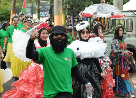 Parade “Aleut-aleutan” Dosen, Tenaga Pendidik, dan Mahasiswa di BIG FORCE! Festival (Sumber: Fernaldhy Rossi A)