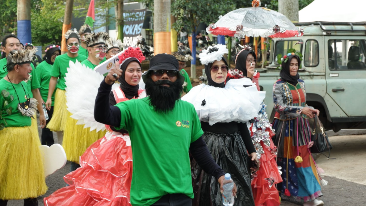 Parade “Aleut-aleutan” Dosen, Tenaga Pendidik, dan Mahasiswa di BIG FORCE! Festival (Sumber: Fernaldhy Rossi A)
