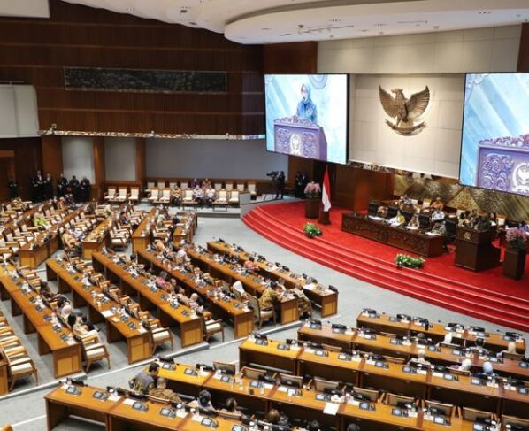 Rapat Paripurna DPR terkait pengambilan keputusan atas Rancangan Undang-Undang (RUU) tentang Perubahan Keempat atas Undang-Undang Nomor 19 Tahun 2003 tentang BUMN di Gedung DPR, Jakarta, Kamis (2/10) (Sumber: Kementerian PANRB)