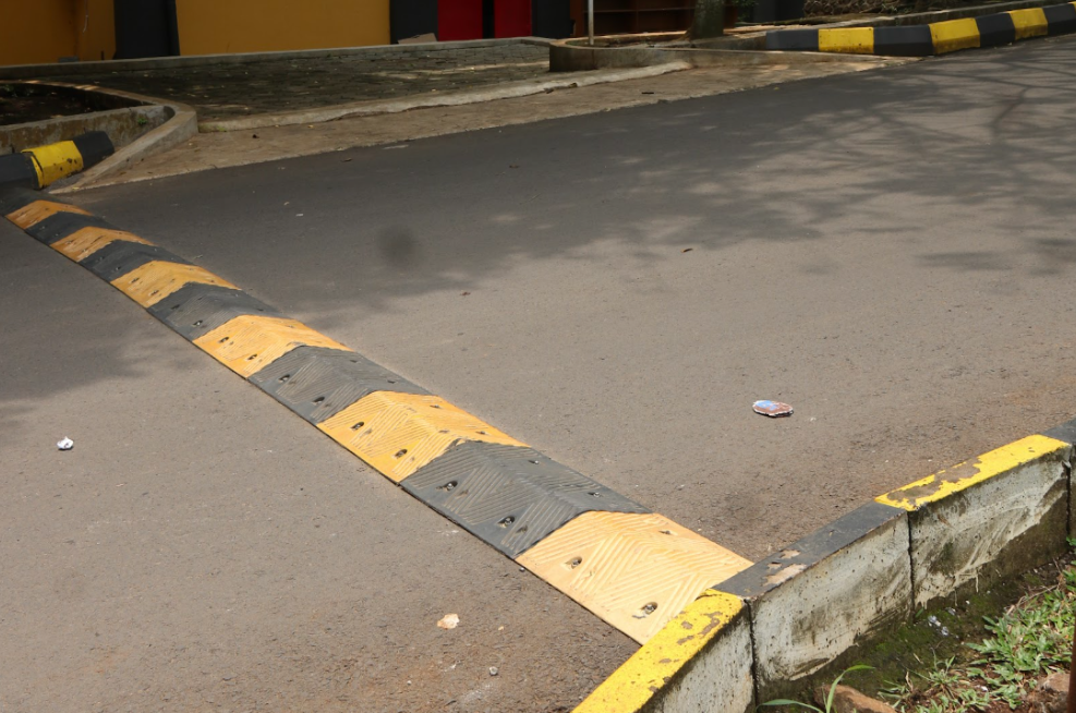 Polisi tidur baru di jalur sains dan teknologi (saintek) (Foto: Fotografi Warta Kema / Marcello Lintang Drestanta)