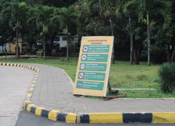 Papan informasi berisi aturan keselamatan berkendara yang terpasang di area Gerbang lama Universitas Padjadjaran (Unpad), sebagai upaya mengingatkan pengendara agar tertib saat berkendara di lingkungan kampus. (Foto: Amelia Rizkia)