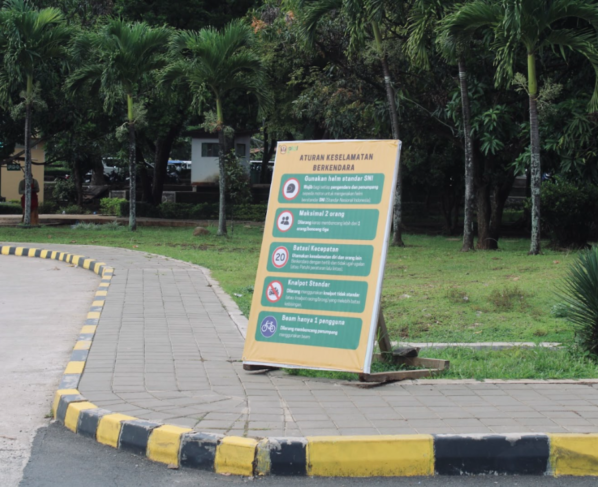 Papan informasi berisi aturan keselamatan berkendara yang terpasang di area Gerbang lama Universitas Padjadjaran (Unpad), sebagai upaya mengingatkan pengendara agar tertib saat berkendara di lingkungan kampus. (Foto: Amelia Rizkia)