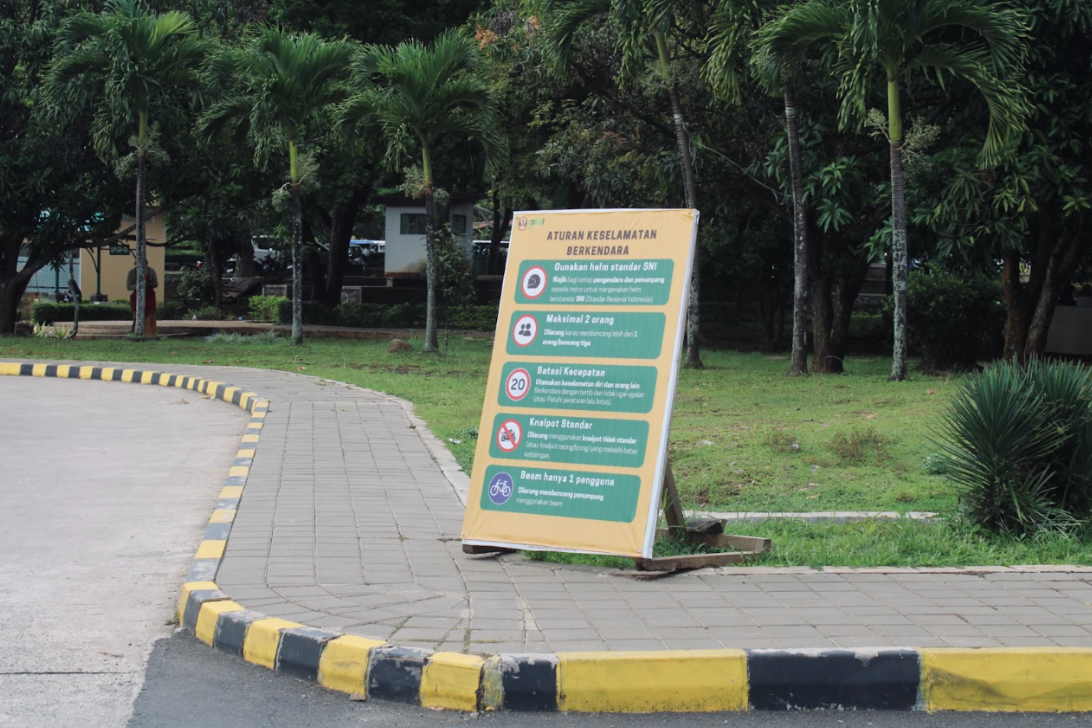 Papan informasi berisi aturan keselamatan berkendara yang terpasang di area Gerbang lama Universitas Padjadjaran (Unpad), sebagai upaya mengingatkan pengendara agar tertib saat berkendara di lingkungan kampus. (Foto: Amelia Rizkia)