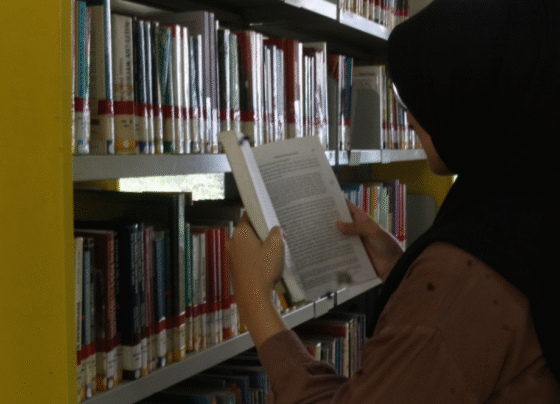 Mahasiswa sedang membaca di Perpustakaan Kandaga Unpad (Sumber: Alya Anggraini Putri)