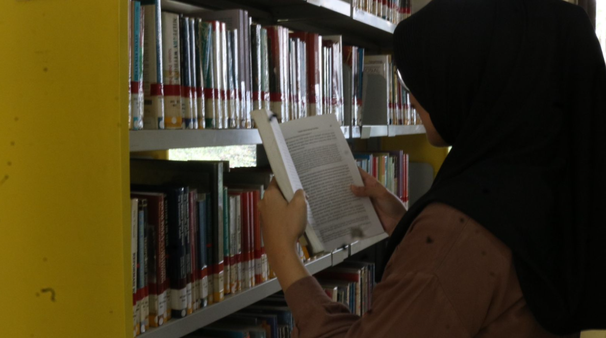 Mahasiswa sedang membaca di Perpustakaan Kandaga Unpad (Sumber: Alya Anggraini Putri)