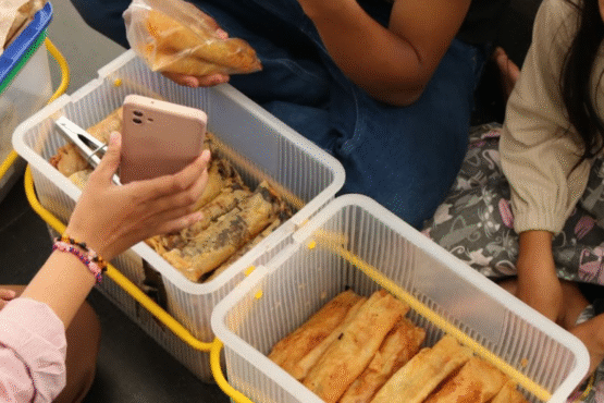 ES dan TF sedang melayani pelanggan di Masjid Raya Unpad (Warta Kema/Marcello Lintang Drestanta)