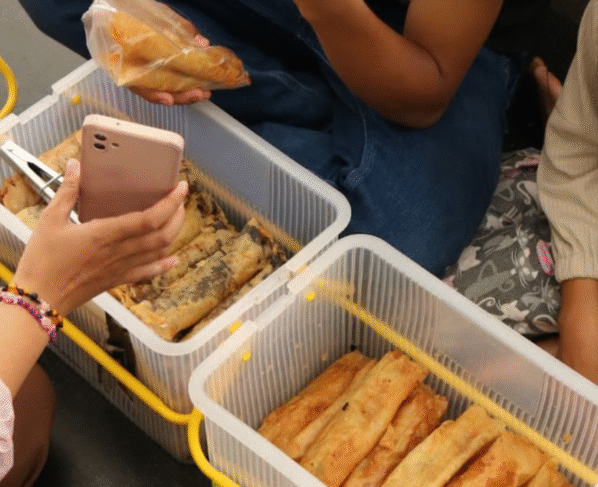 ES dan TF sedang melayani pelanggan di Masjid Raya Unpad (Warta Kema/Marcello Lintang Drestanta)