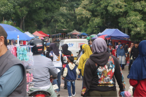 Suasana keramaian Pasar Unpad yang dipadati pengunjung (Foto: Ahmad Zaki Burhani)
