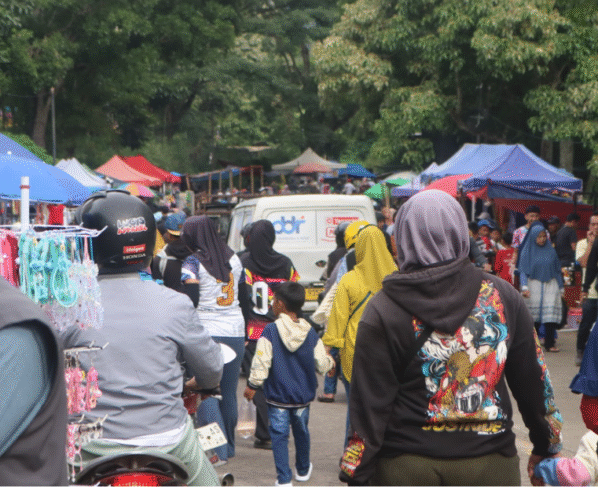 Suasana keramaian Pasar Unpad yang dipadati pengunjung (Foto: Ahmad Zaki Burhani)