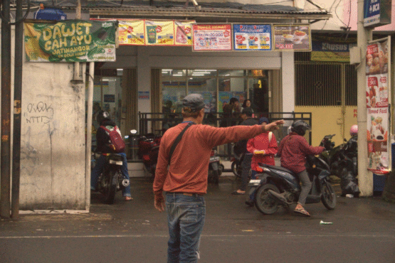 Tukang parkir di depan minimarket Jatinangor (Sumber: Muhammad Hasbi Al Farizi / Fotografi Warta Kema)