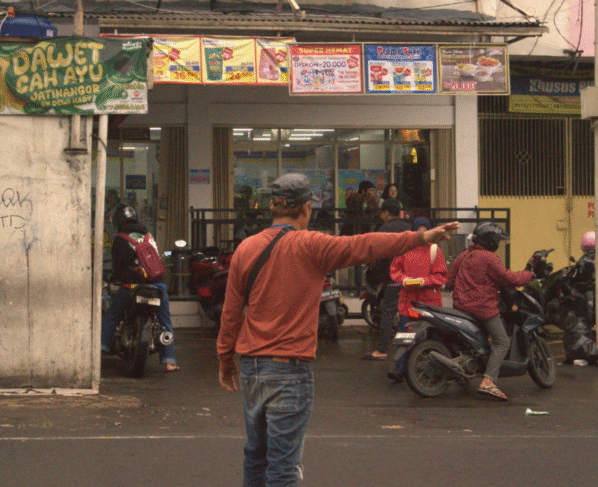 Tukang parkir di depan minimarket Jatinangor (Sumber: Muhammad Hasbi Al Farizi / Fotografi Warta Kema)
